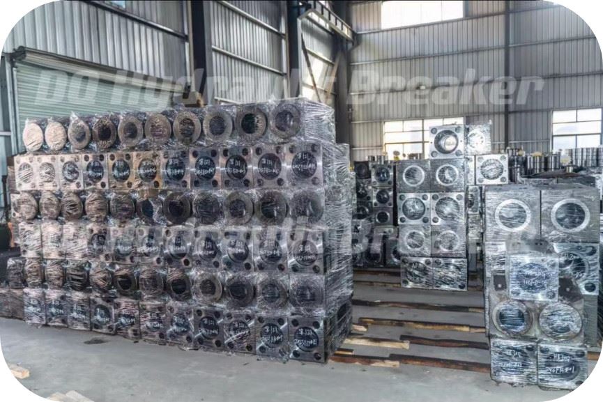 Dong Qiang Machinery Manufacturing High Quality Hydraulic Breaker Front Head for Sb121 Sb131 Sb151 Sb81 Sb70 Hb20g Hb30g Hb40g Dong Qiang Machinery Manufacturing High Quality Hydraulic Breaker Front Head for Sb121 Sb131 Sb151 Sb81 Sb70 Hb20g Hb30g Hb40g